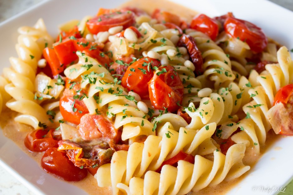Fusilli met een rode roomsaus van paprika en tomaat – Vickylicious